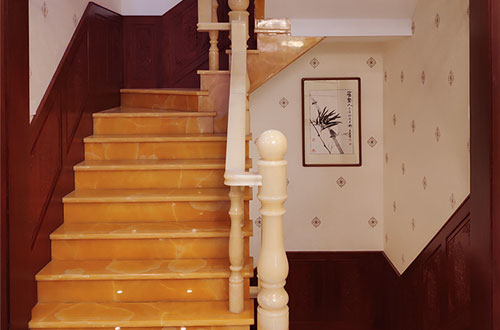 新华中式别墅室内汉白玉石楼梯的定制安装装饰效果